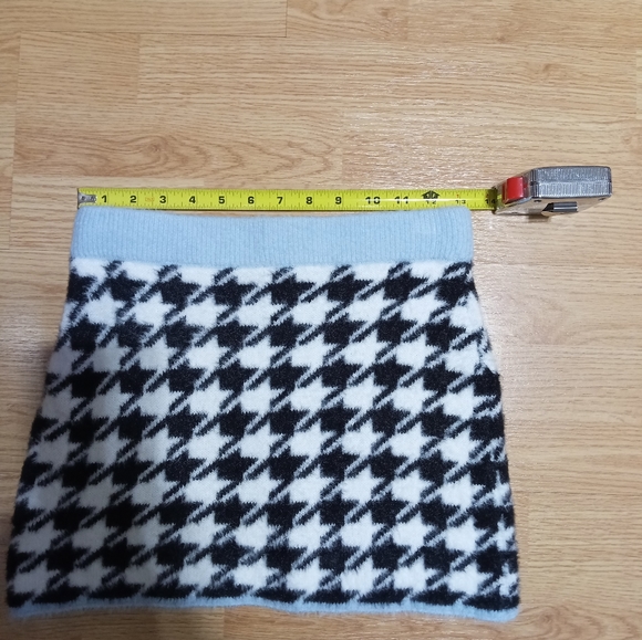 H&M fuzzy mini skirt. EUC. Size xs. - Picture 4 of 9